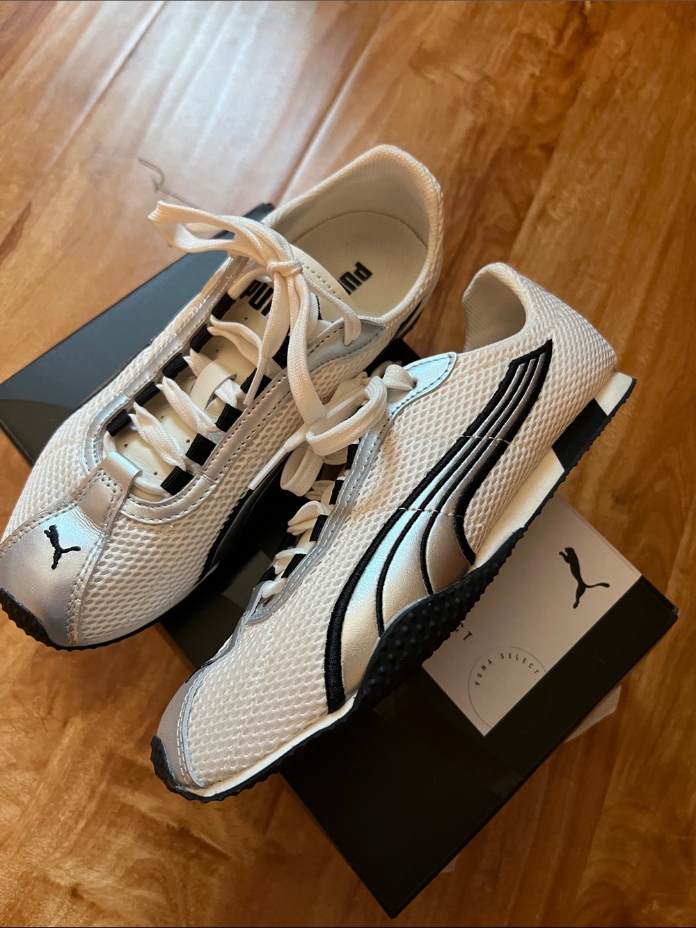 Puma women’s White & Black Mesh Lifestyle Sneakers